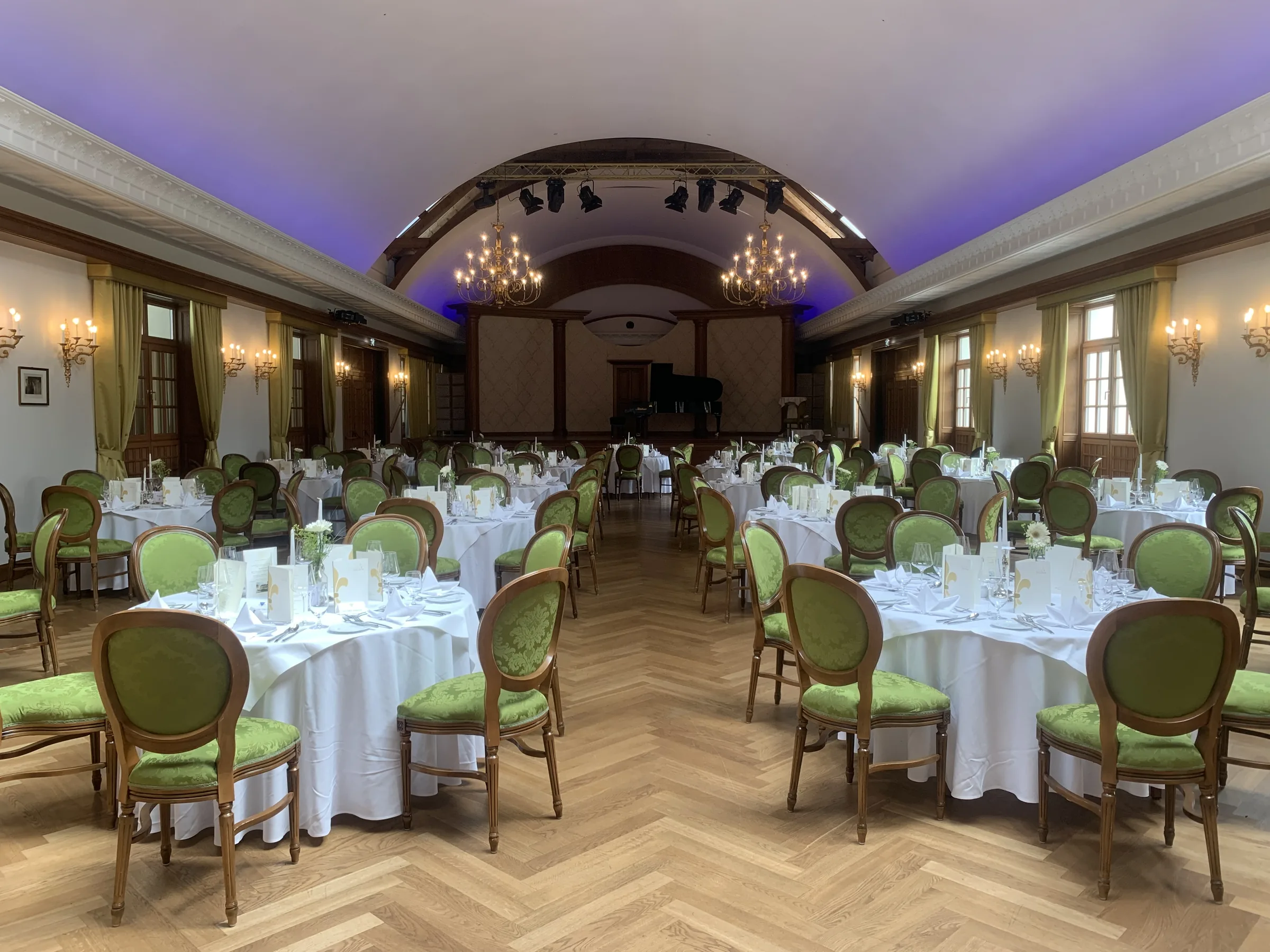 Festsaal — Bankettbestuhlung mit Bühne und Flügel