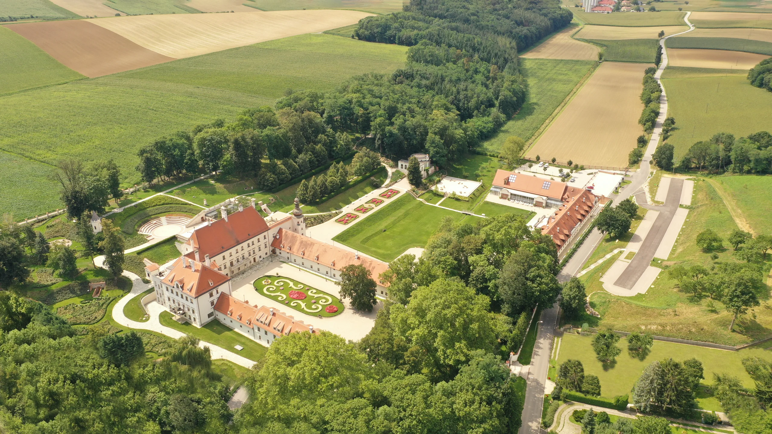 Schloss Thalheim aus der Luft — U-förmiger Barockkomplex mit Barockgärten, Amphitheater und Park, Niederösterreich